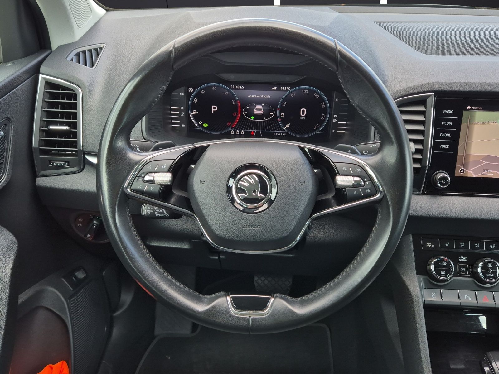 Fahrzeugabbildung SKODA Karoq TSI Clever DSG LED AHK Navi VC ACC RFK SH