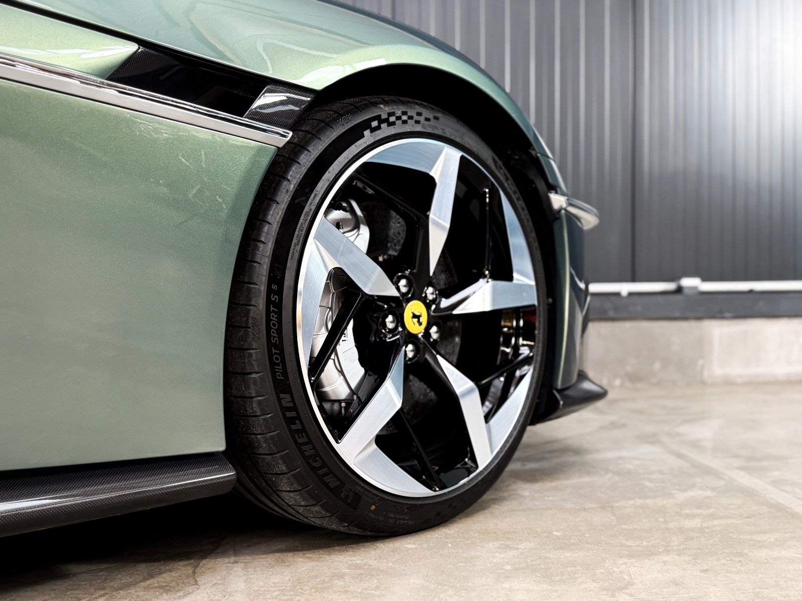 Fahrzeugabbildung Ferrari 12Cilindri + Cabon + Lift + Verde Minerale Metal