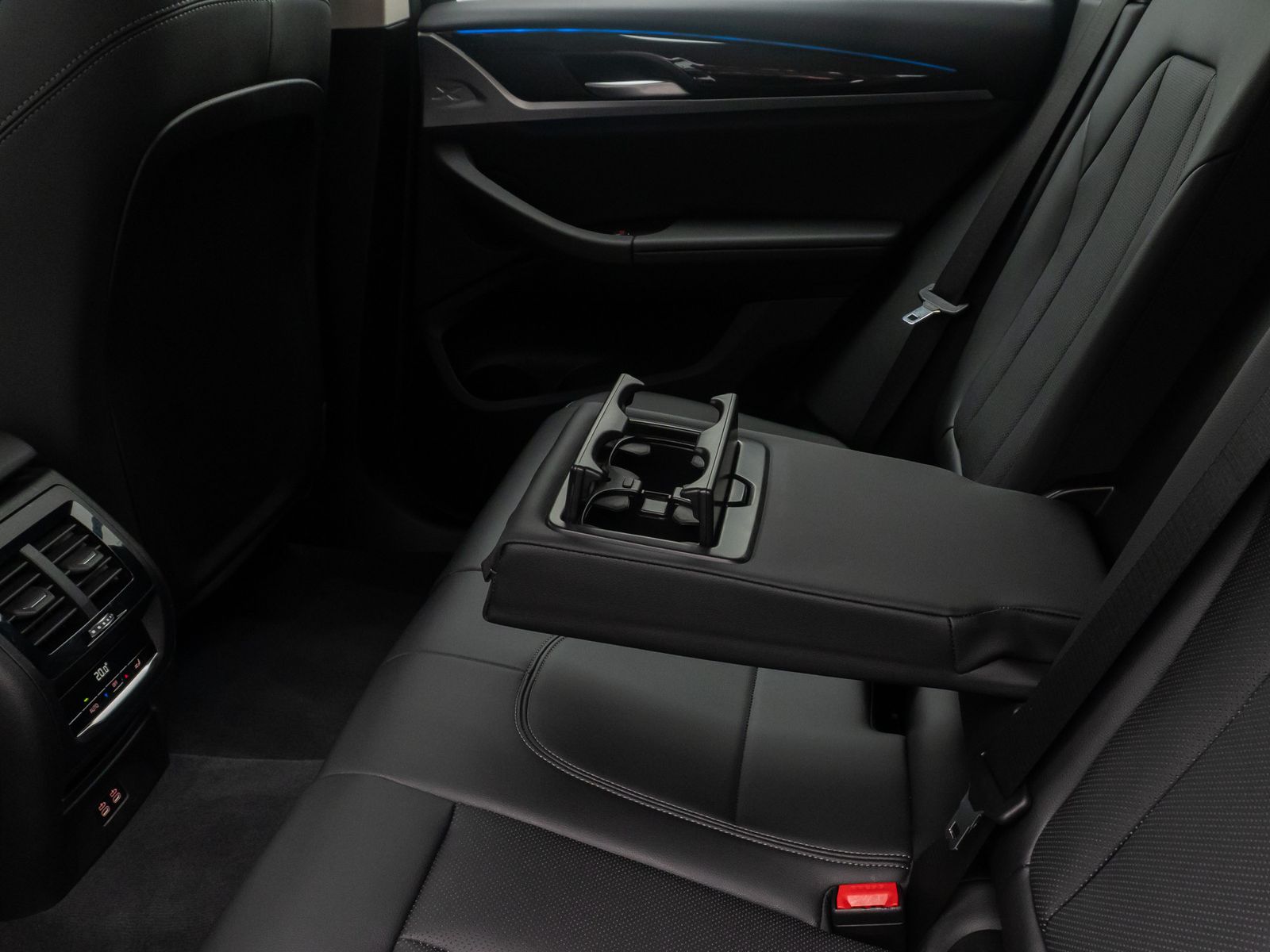 Fahrzeugabbildung BMW X3 xD30e Sport HUD DAB Kamera AHK Alarm 18Zoll