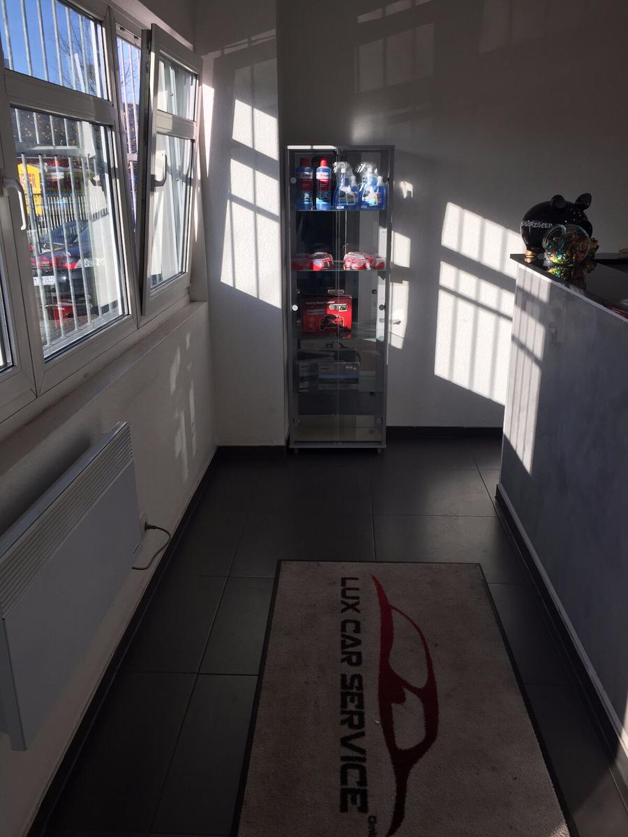 showroom-image-top