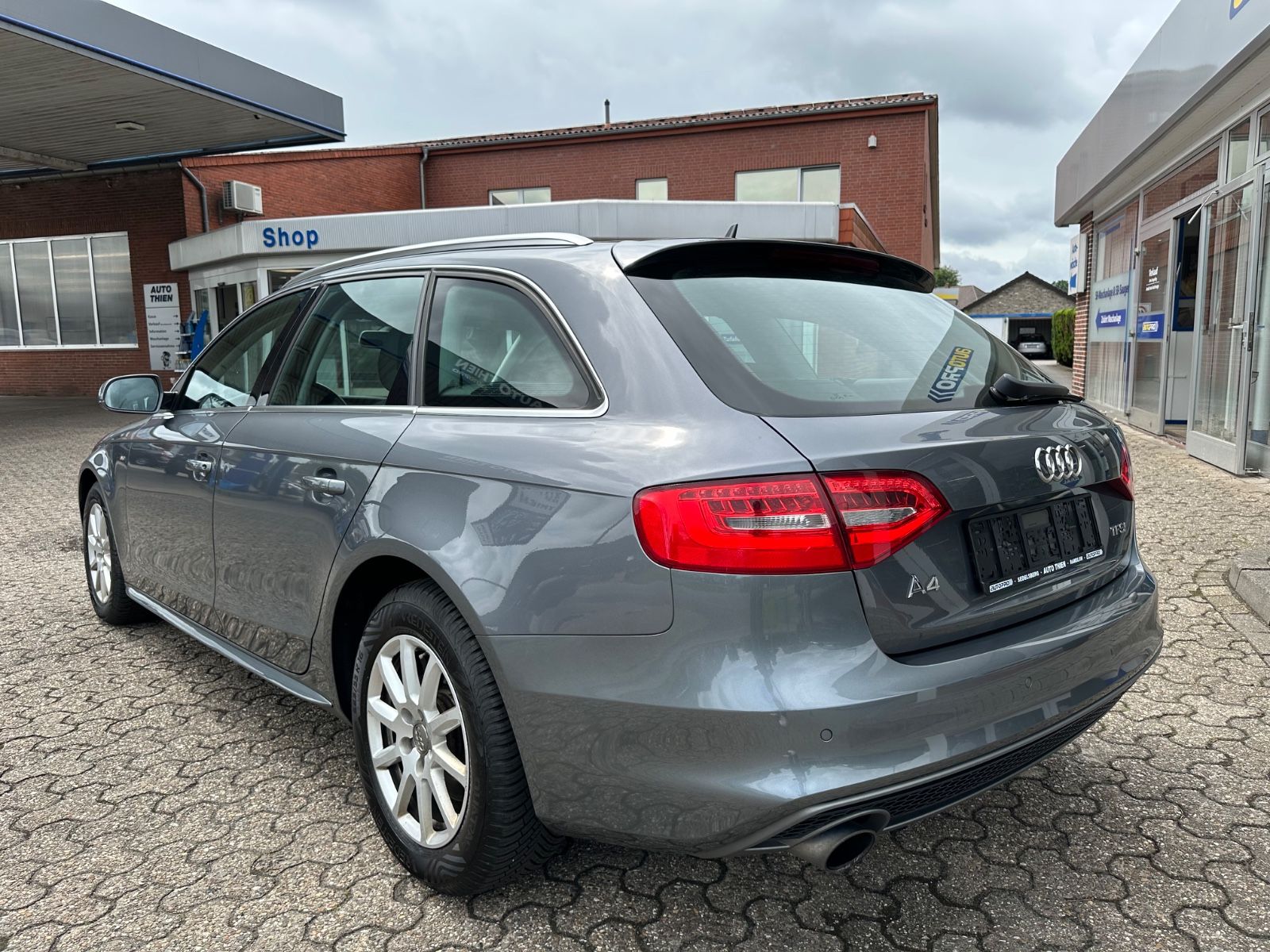 Fahrzeugabbildung Audi A4 Avant 1.8 TFSI S Line AHK/BiXenon/Navi/SHZG