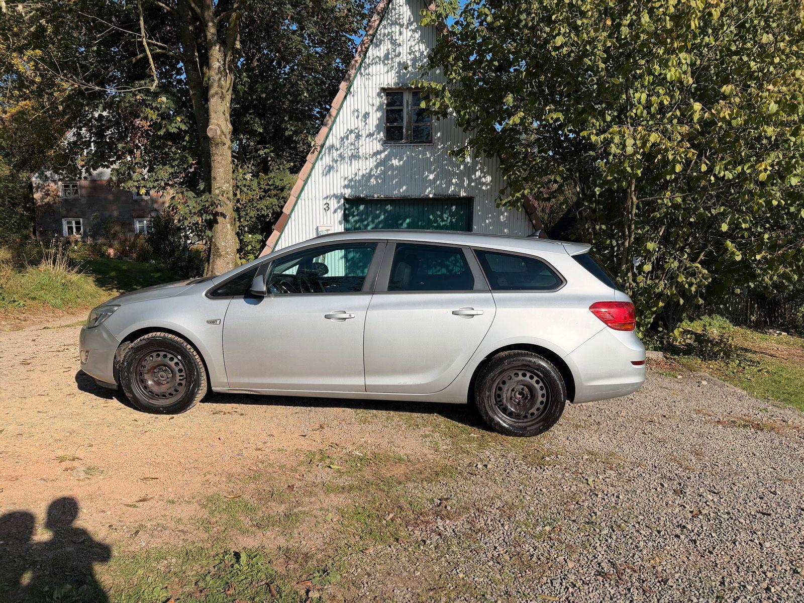 Opel Astra 2011 — rear view