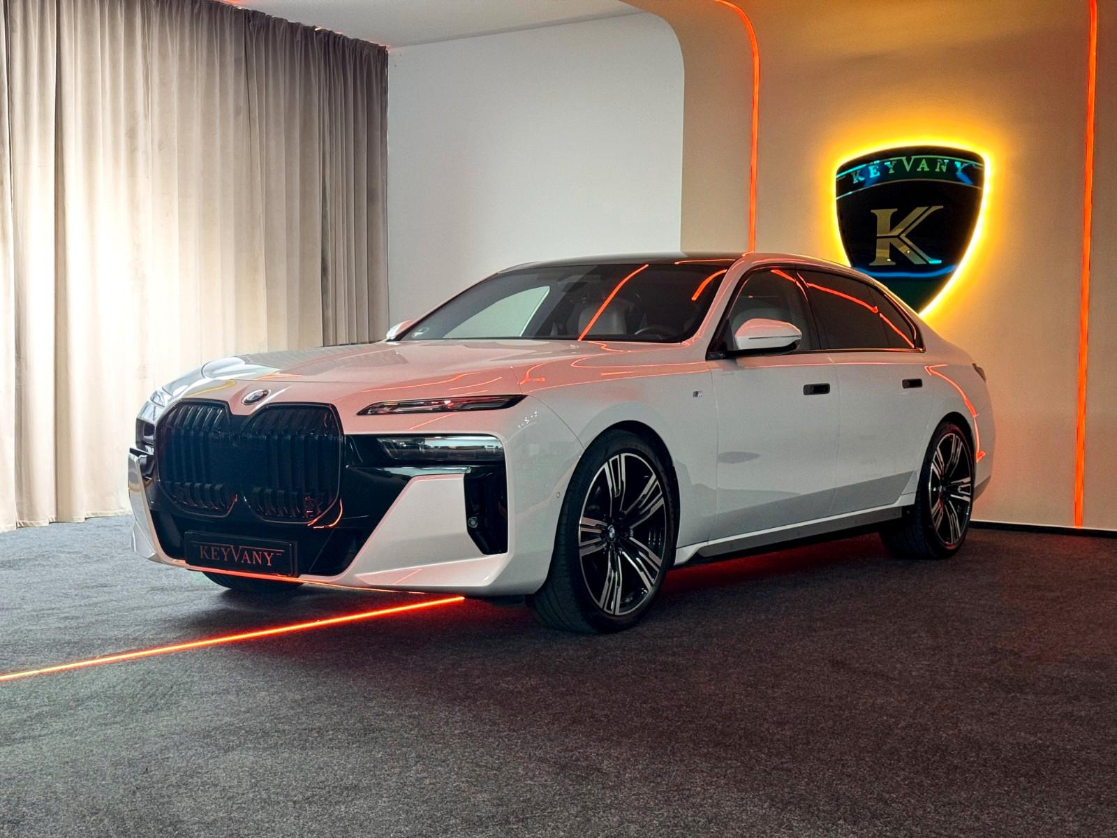 BMW 740d xD/4xMASSG/MPRO/SKY TV/KRIST/EXC.LNG/B&W/21