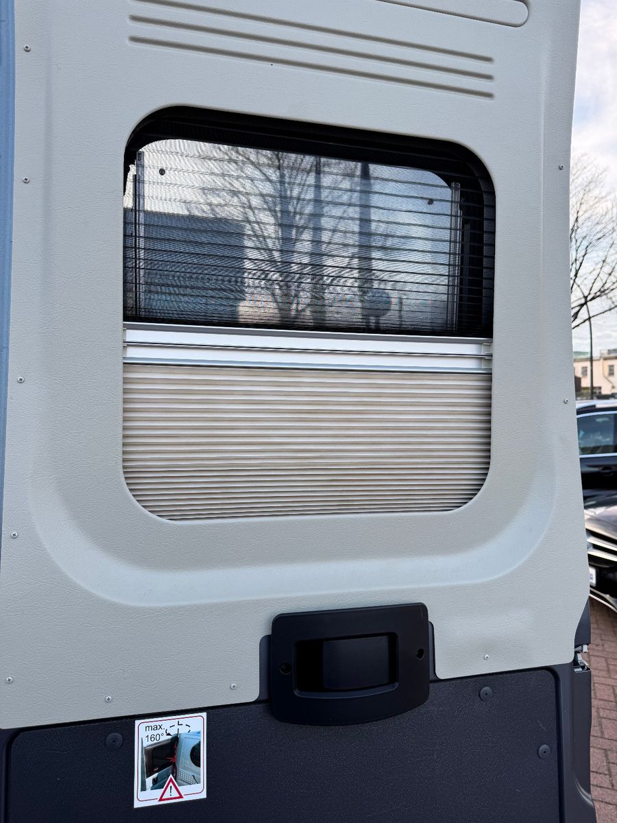 Fahrzeugabbildung Pössl SUMMIT 600 PLUS SCHWENKBAD KAMERA QUERBETT LED