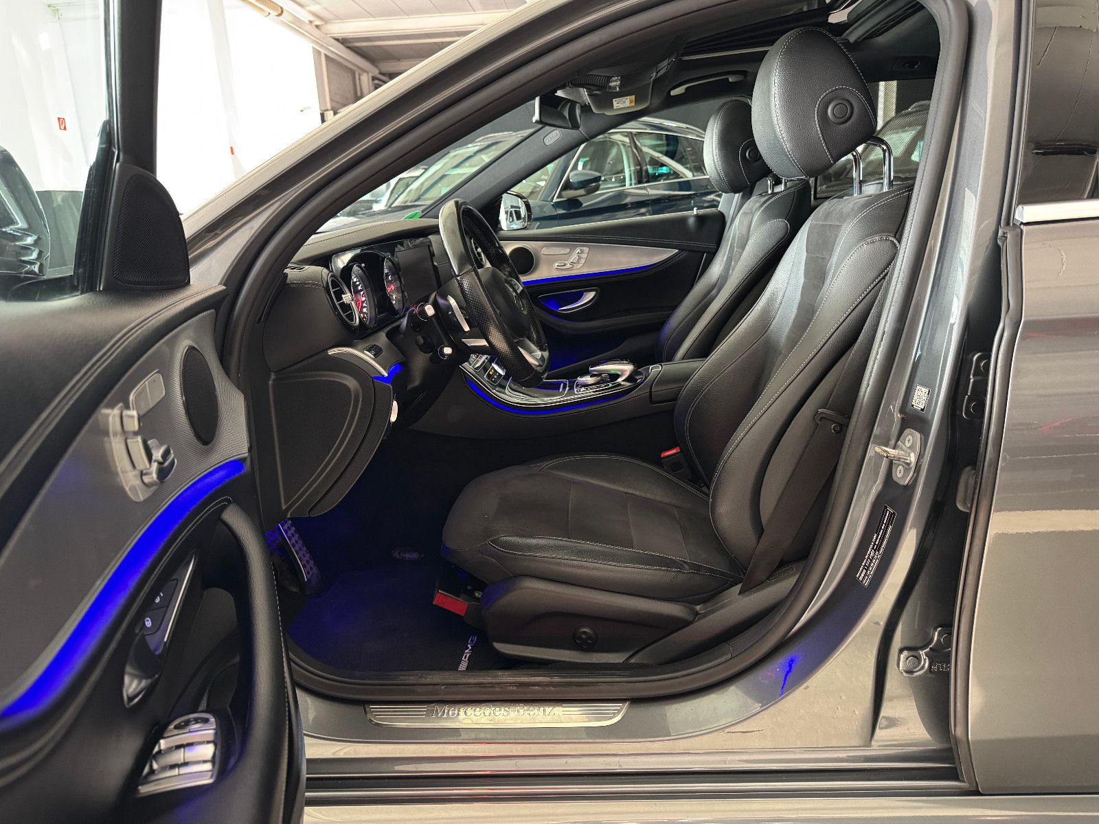 Fahrzeugabbildung Mercedes-Benz E 250 T 9GT 2X AMG LINE DISTRONIC MEMORY 20 ZOLL