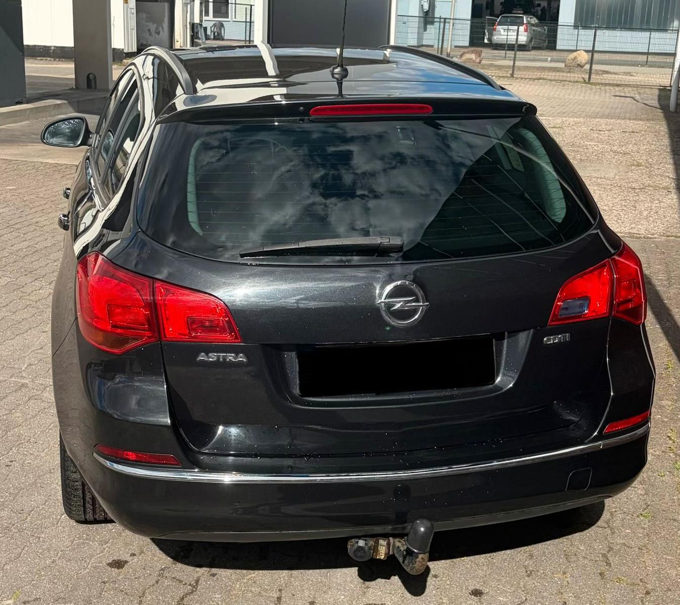 Opel Astra 2015 — interior