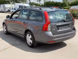 Volvo V50 Kombi 2.0 F Momentum Xenon - Volvo V50 mit Benzin-Antrieb