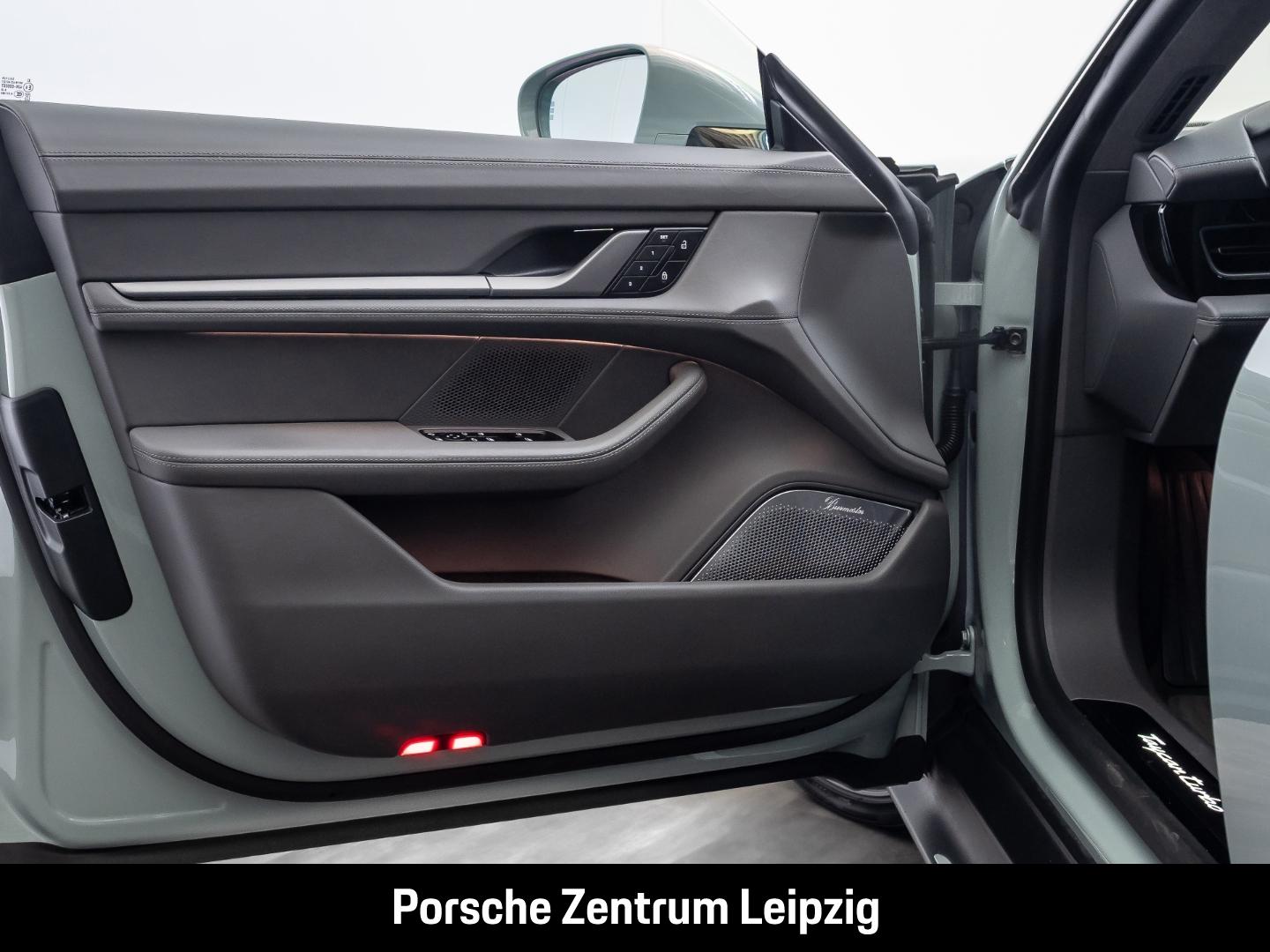Porsche Taycan Turbo Burmester ActiveRide Nachtsicht