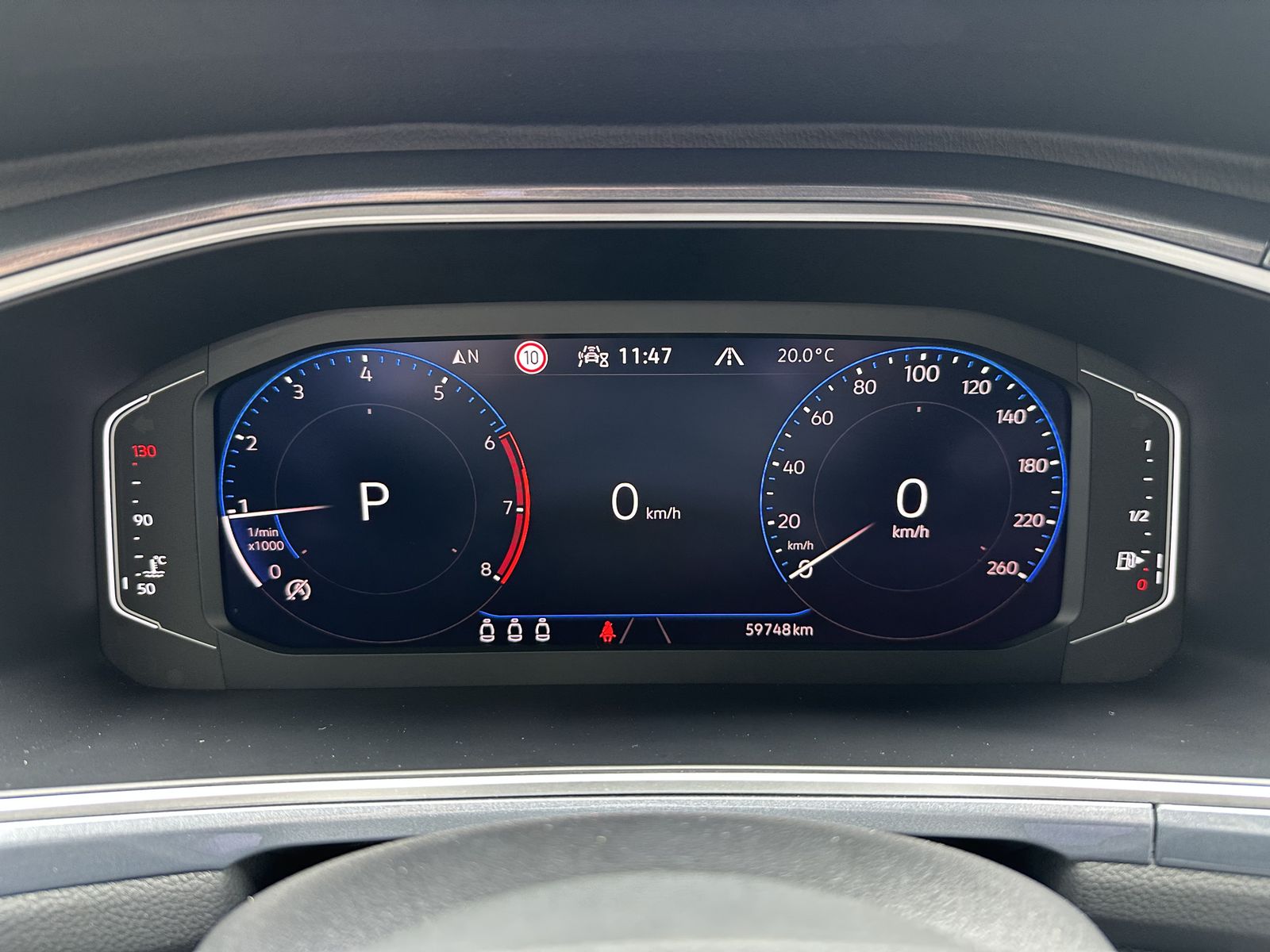 Fahrzeugabbildung Volkswagen T-Roc Sport 1.5 TSI DSG NAV+LED+PANO+18ZO+BEATS