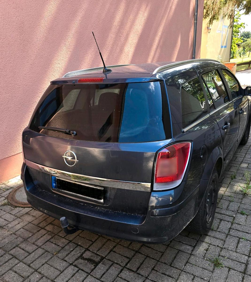 Opel Astra 2007 — rear view