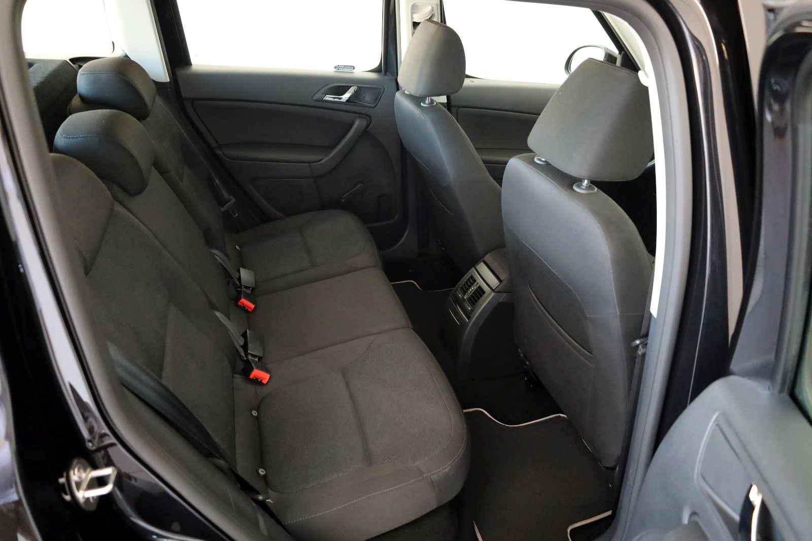 Fahrzeugabbildung SKODA Yeti Ambition SH,PDC,8-fach bereift