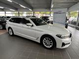 BMW 520d Touring AMB+ACC+HuD+Panorama+Park+HaKa+SH - BMW 520 mit Diesel-Antrieb: Panorama-Dach