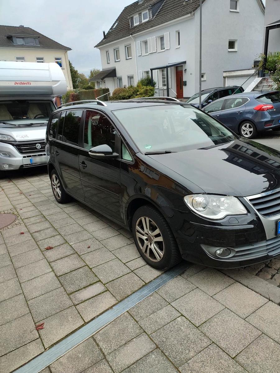 Volkswagen Touran 2010 — rear view