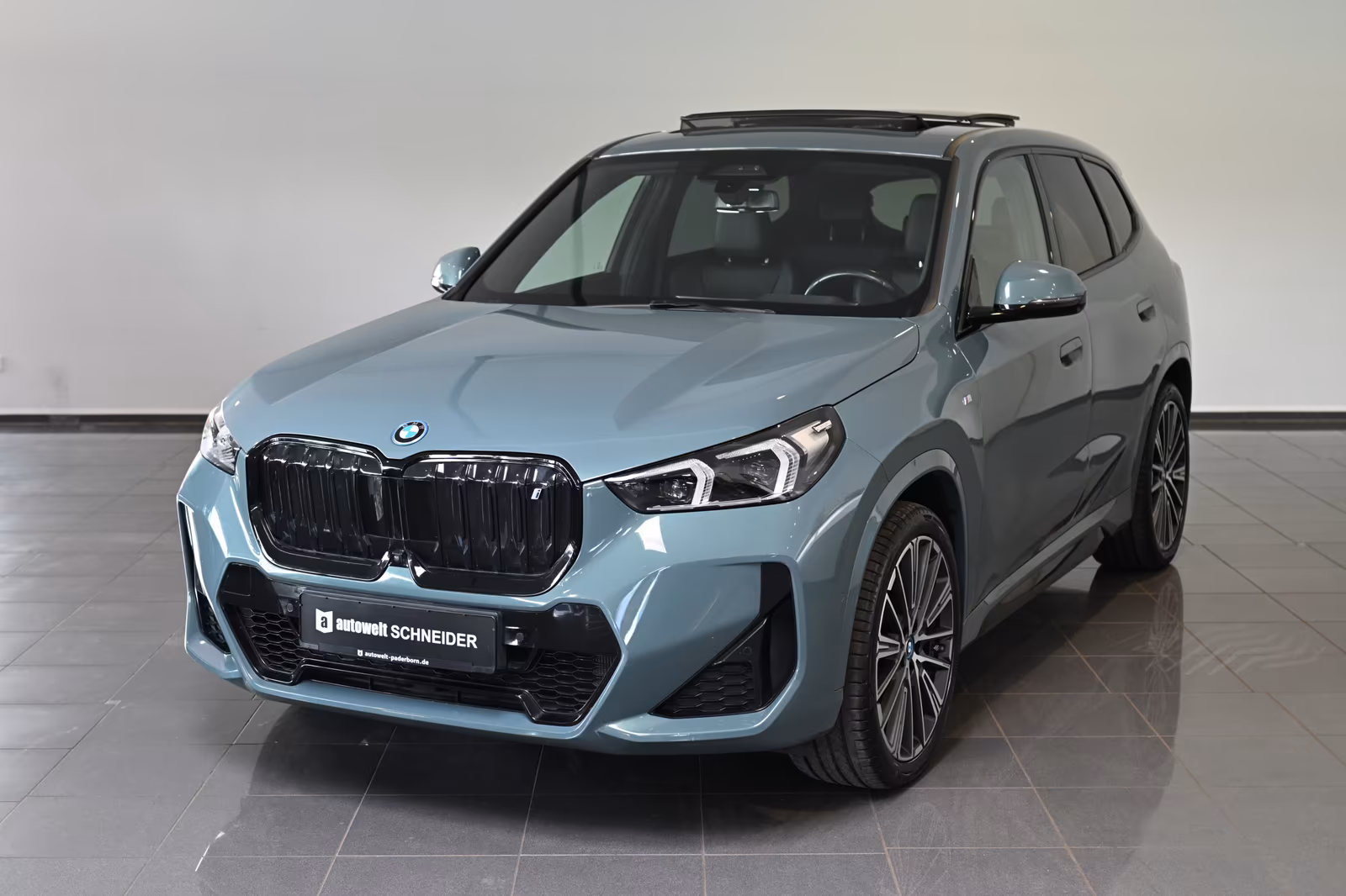 BMW iX1 30 xDrive M Sport AHK Pano HUD H&K ACC 20"