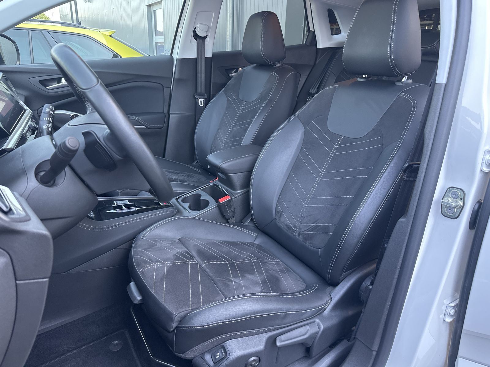 Fahrzeugabbildung Opel Grandland (X) 1.5 D Elegance NAV+MATRIX+ACC+AHK