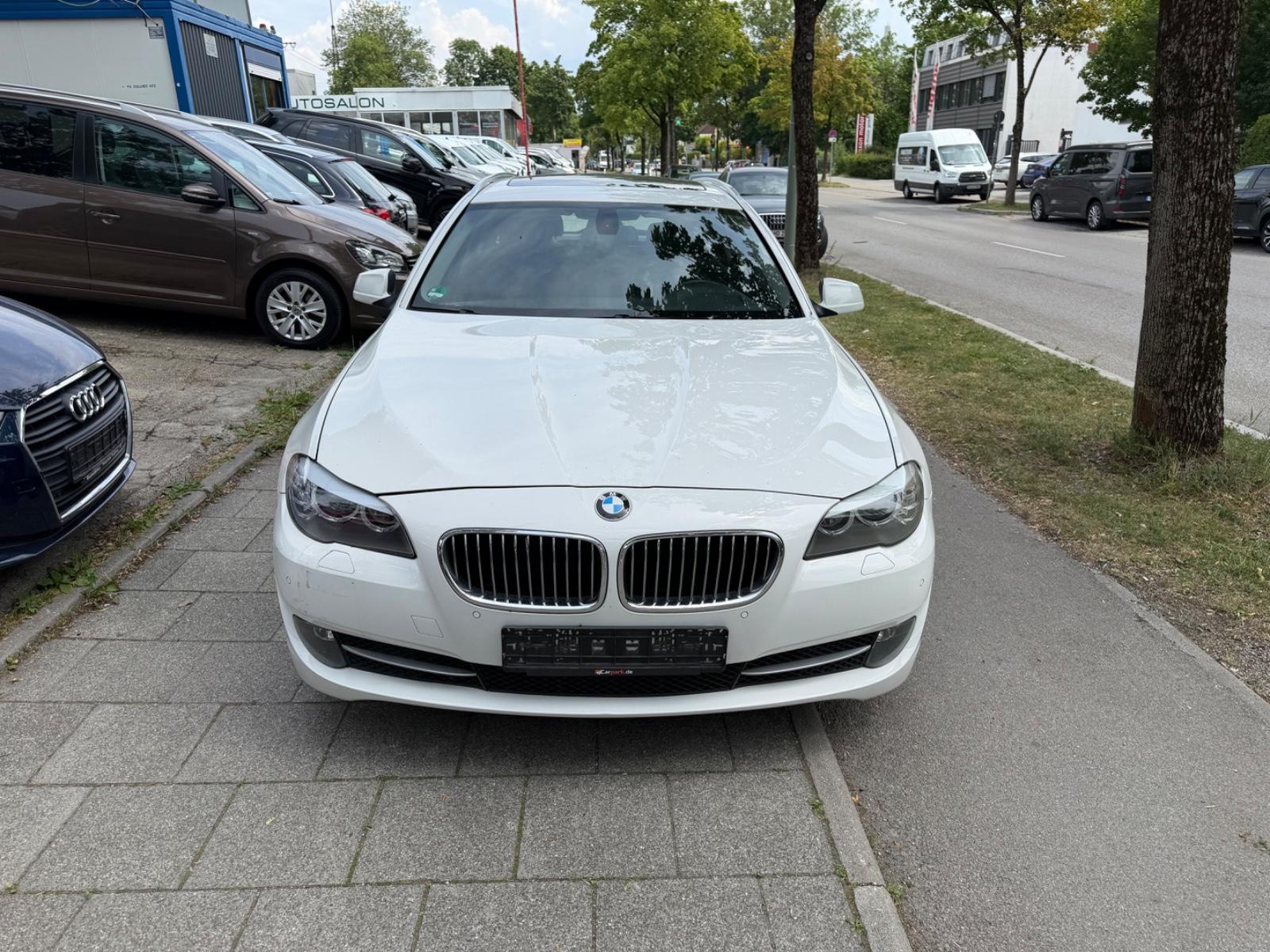 BMW 520 2012 — rear view