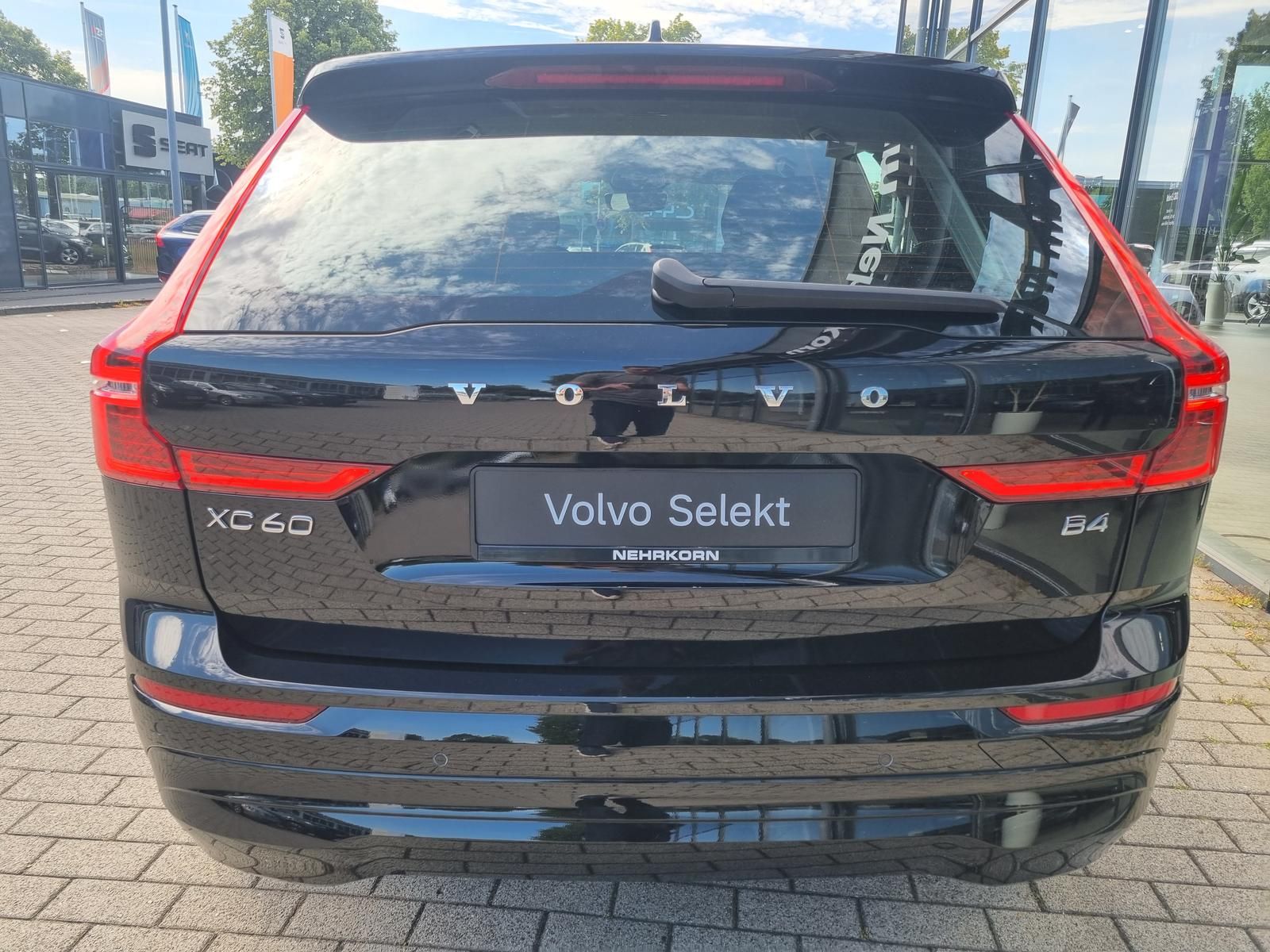 Fahrzeugabbildung Volvo XC60 B4 D Core 'Ganzjahresreifen, Google Maps'
