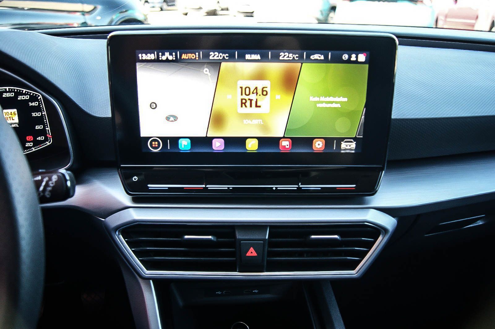 Fahrzeugabbildung SEAT Leon Sportstourer 1.5 FR VIRTUAL KAMERA ACC LED