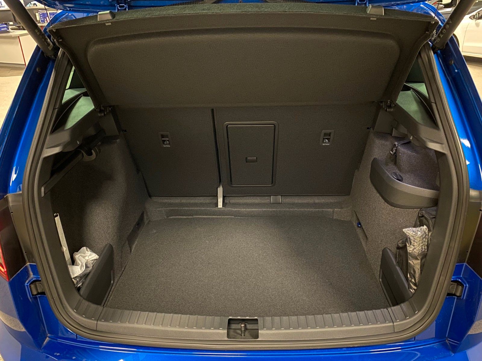 Fahrzeugabbildung SKODA Karoq 2.0l TDI DSG 4x4 SPORTLINE+AHK-SCHWENKBAR