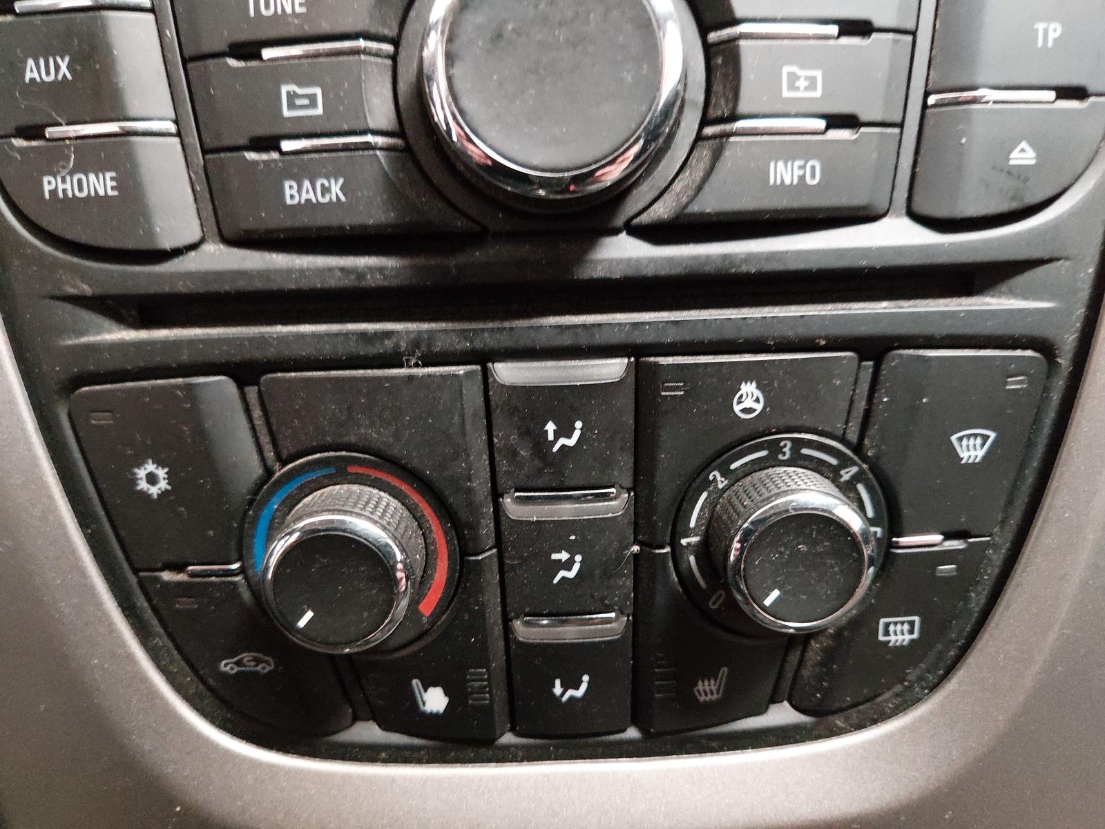 Opel Astra 2012 — photo 18