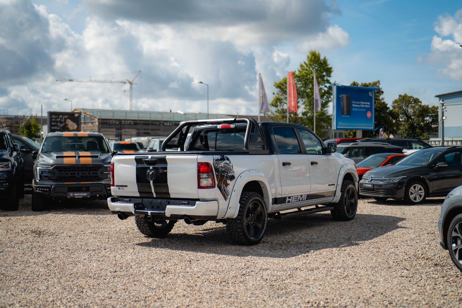 Fahrzeugabbildung Dodge RAM 5.7 V8 HEMI OFFROAD Night Limited 19% LED