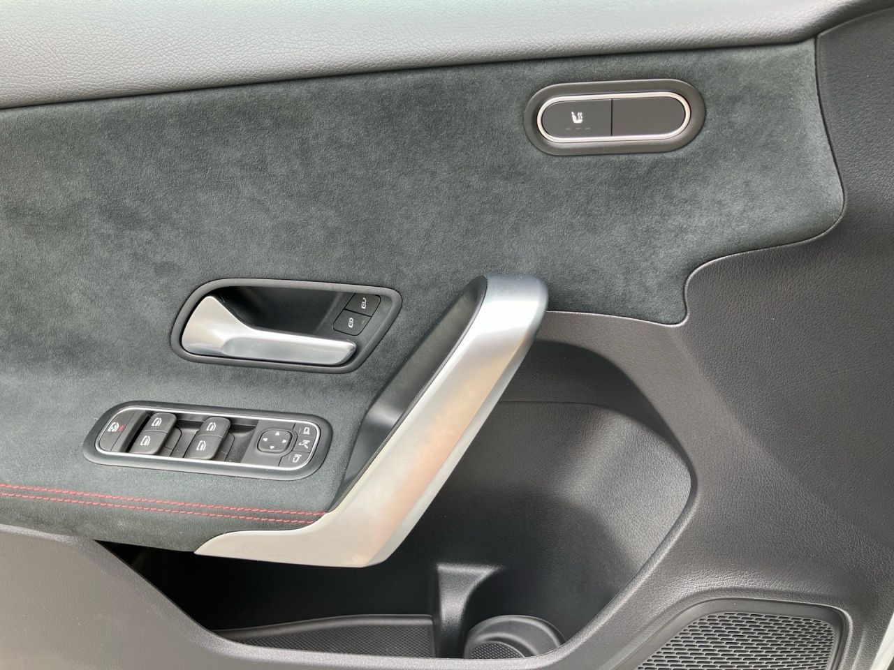 Fahrzeugabbildung Mercedes-Benz AMG A 35 4M AHK+MULTIBEAM+KEYLESS+AMBIENTE+LHZ