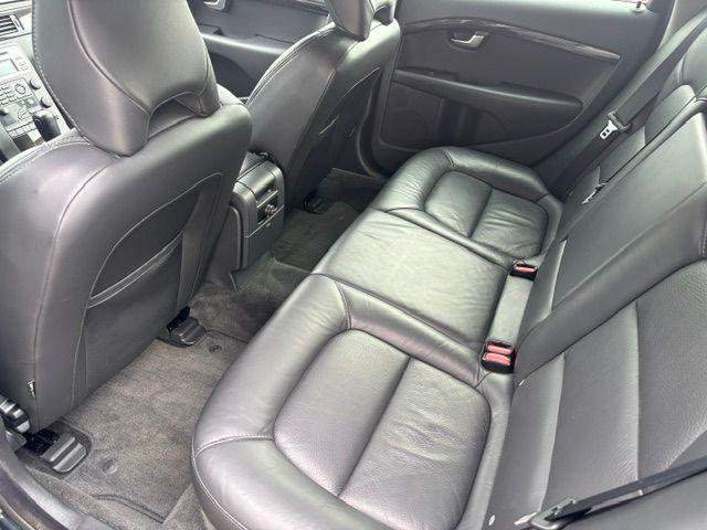 Volvo V70 2010 — photo 9