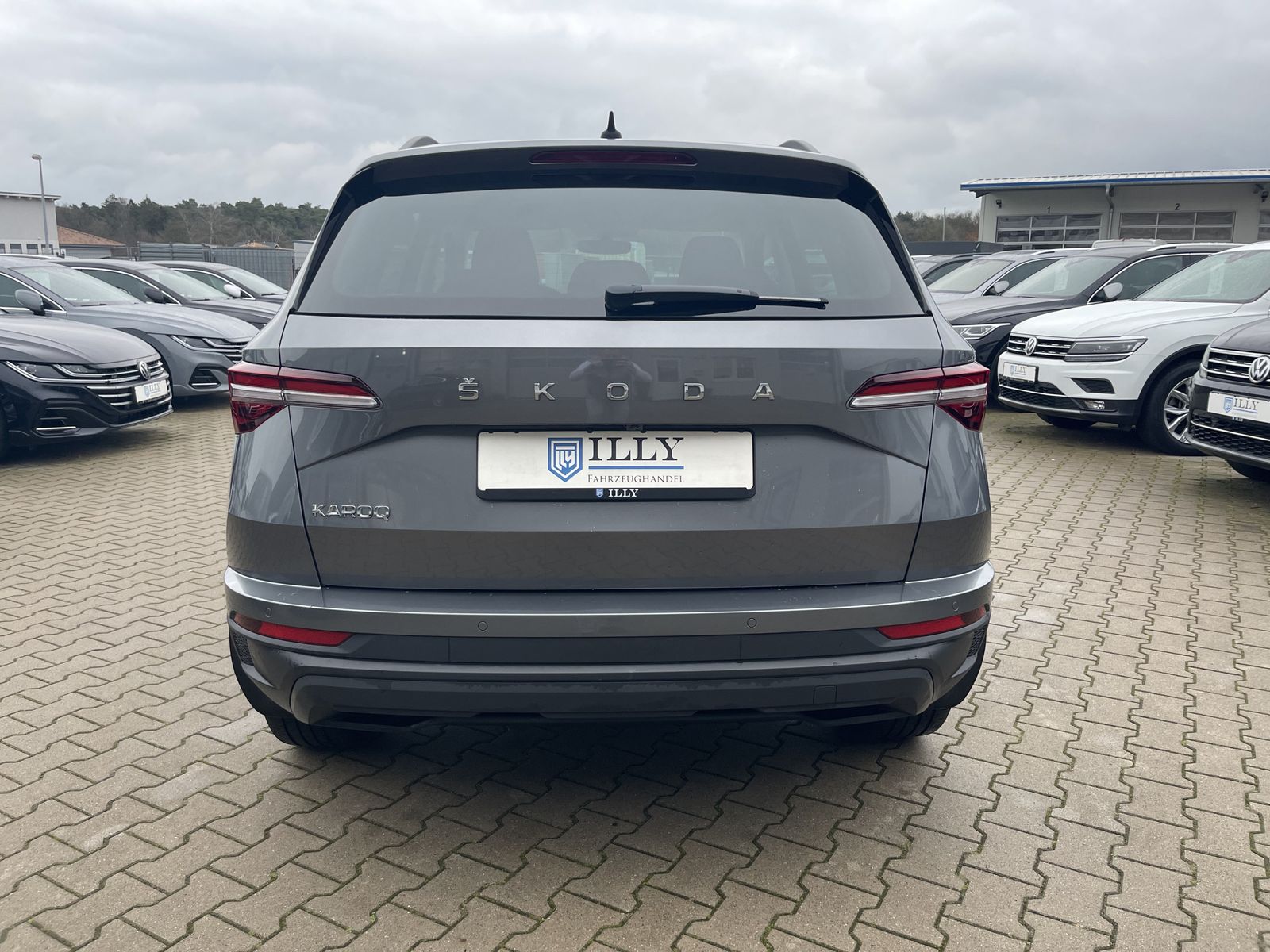 Fahrzeugabbildung SKODA Karoq Ambition 1.5 TSI*AHK*STHZ*LED*Cam*ACC*