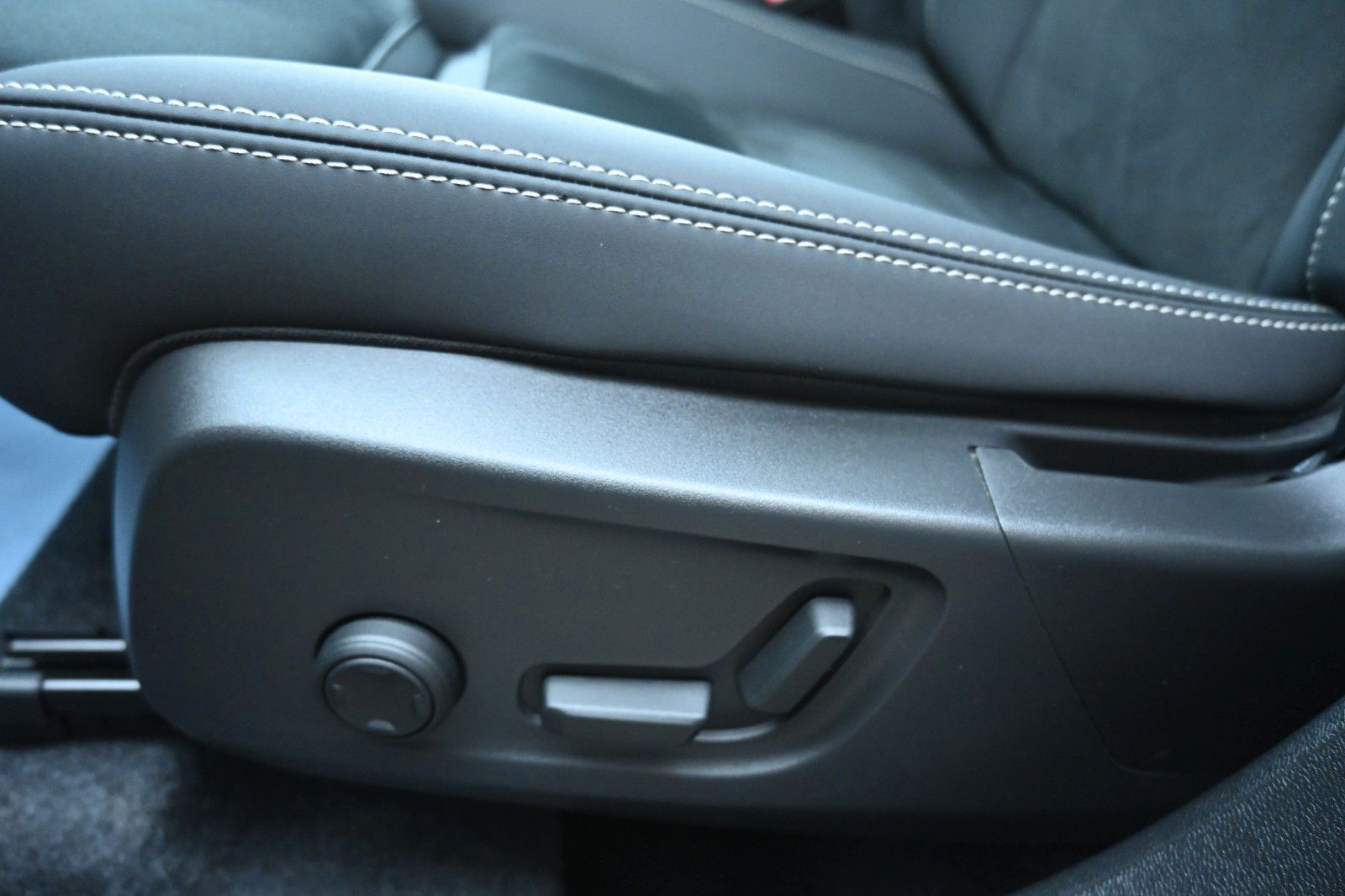 Fahrzeugabbildung Volvo XC40 B4 DSG Ultra Dark*PANO*RFK*ACC*AHK