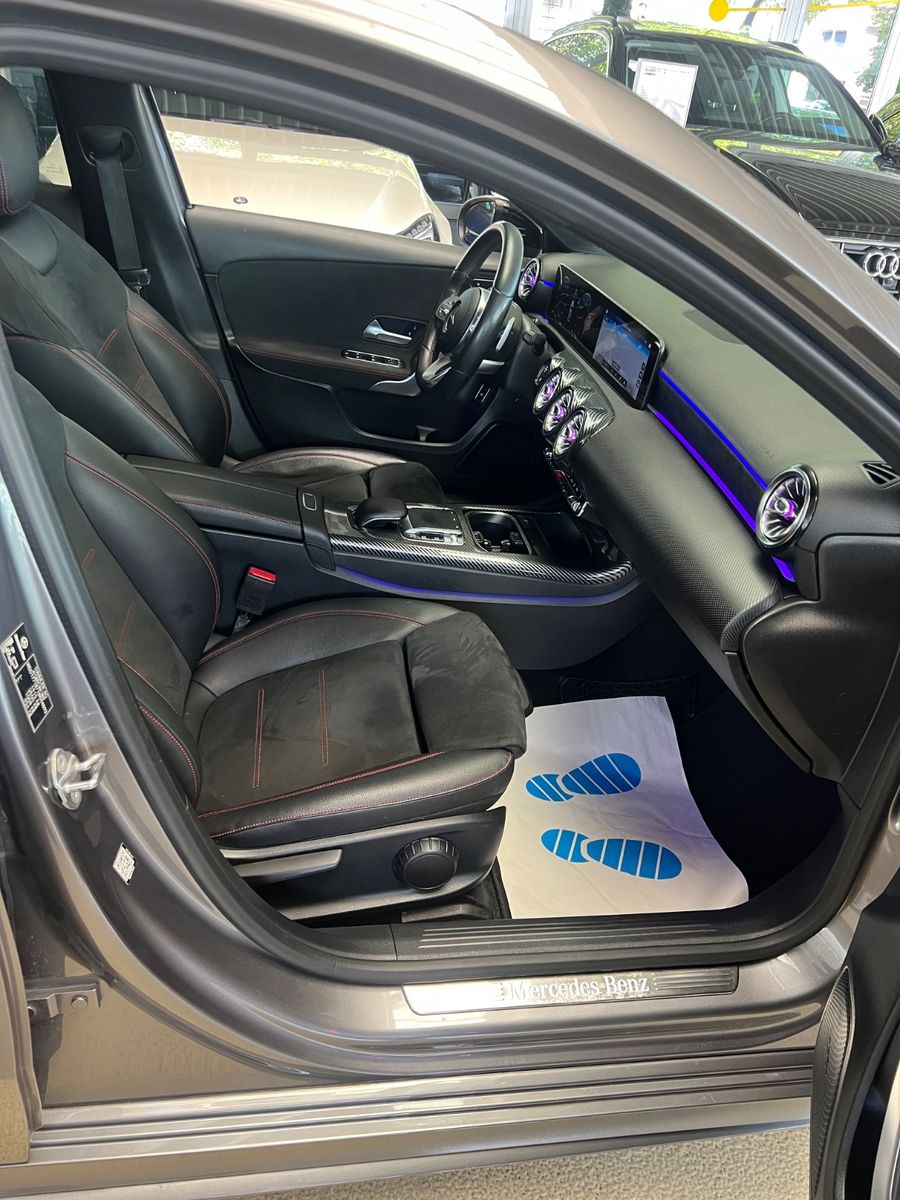 Fahrzeugabbildung Mercedes-Benz A 200 Limousine AMG LINE *PANORAMADACH*CARBON*