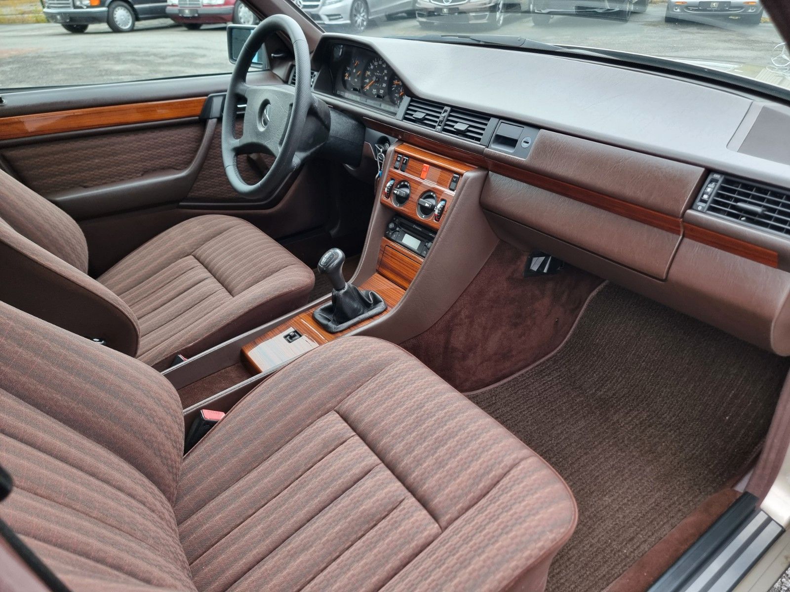 Fahrzeugabbildung Mercedes-Benz 230 E/Schiebedach/AHK/H-Zul./Sehr schöner Zust.