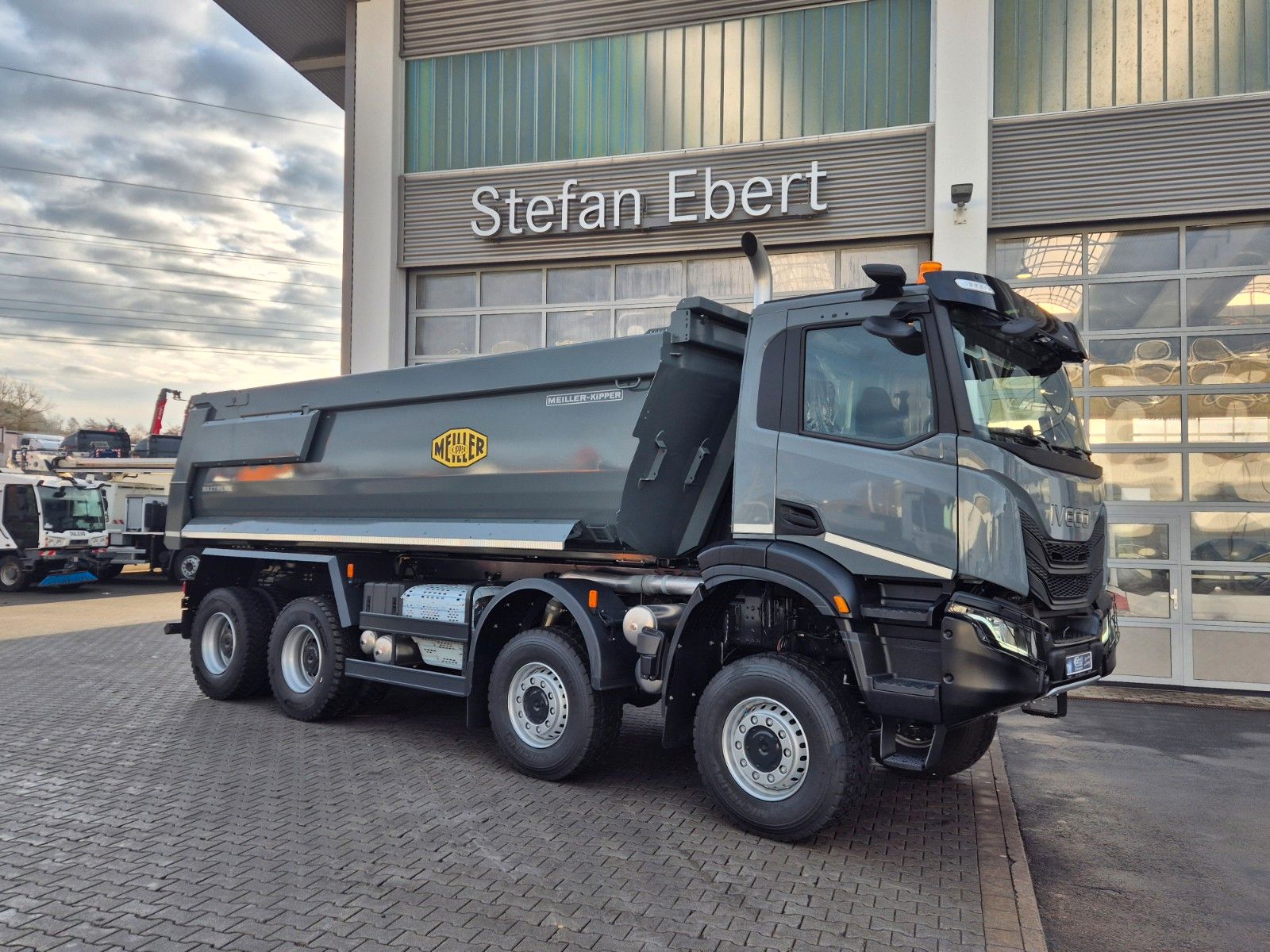 Fahrzeugabbildung Iveco AD410T46W 8x8 Hinterkipper Hydr. Klappe
