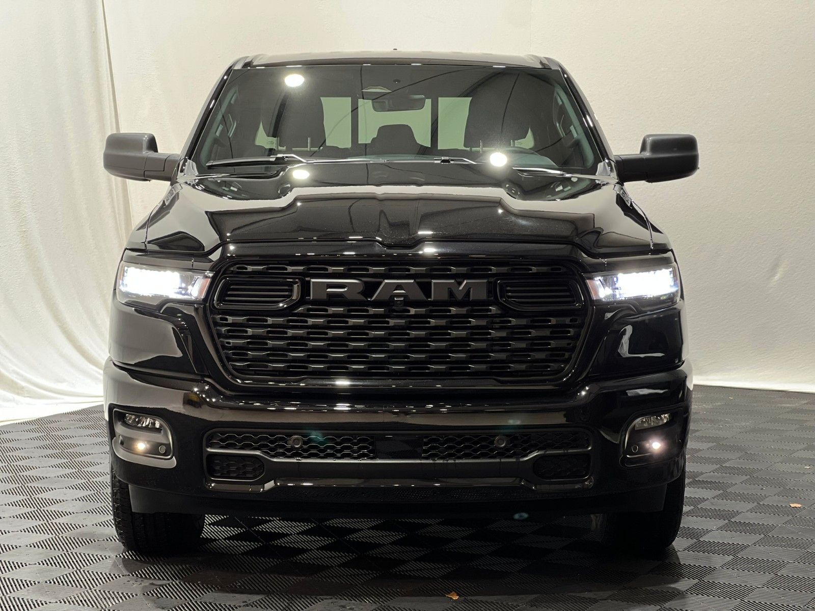 Fahrzeugabbildung Dodge RAM 1500 Tradesman Night 3.0L MY25 *6. Sitz*