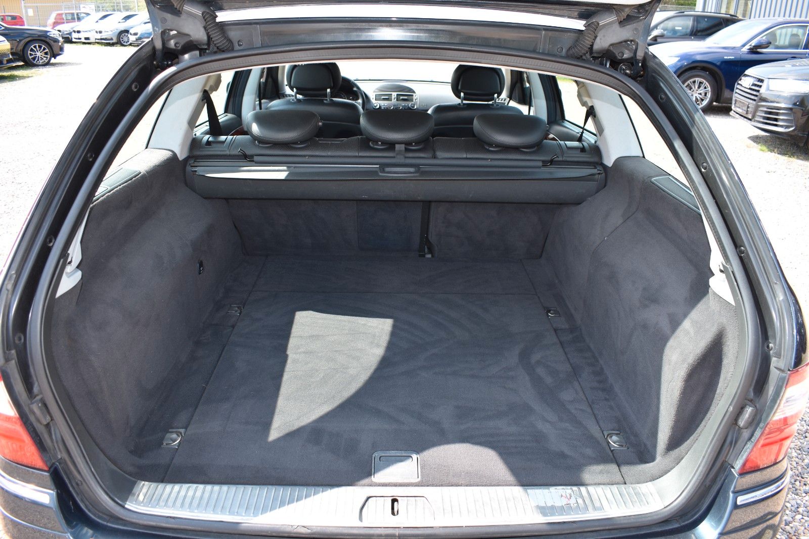 Fahrzeugabbildung Mercedes-Benz E 320 CDI T ELEGANCE Airmatic AHK Navi Leder Sit