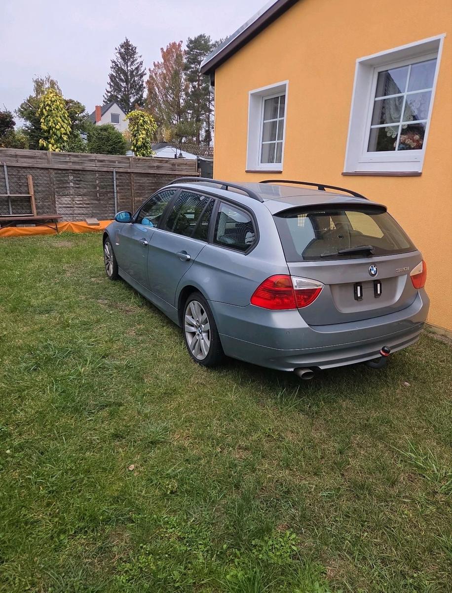 BMW 320 2005 — rear view