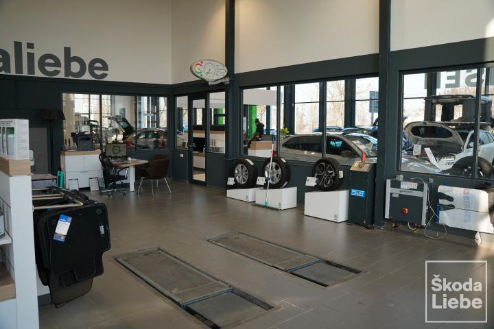 showroom-image-top
