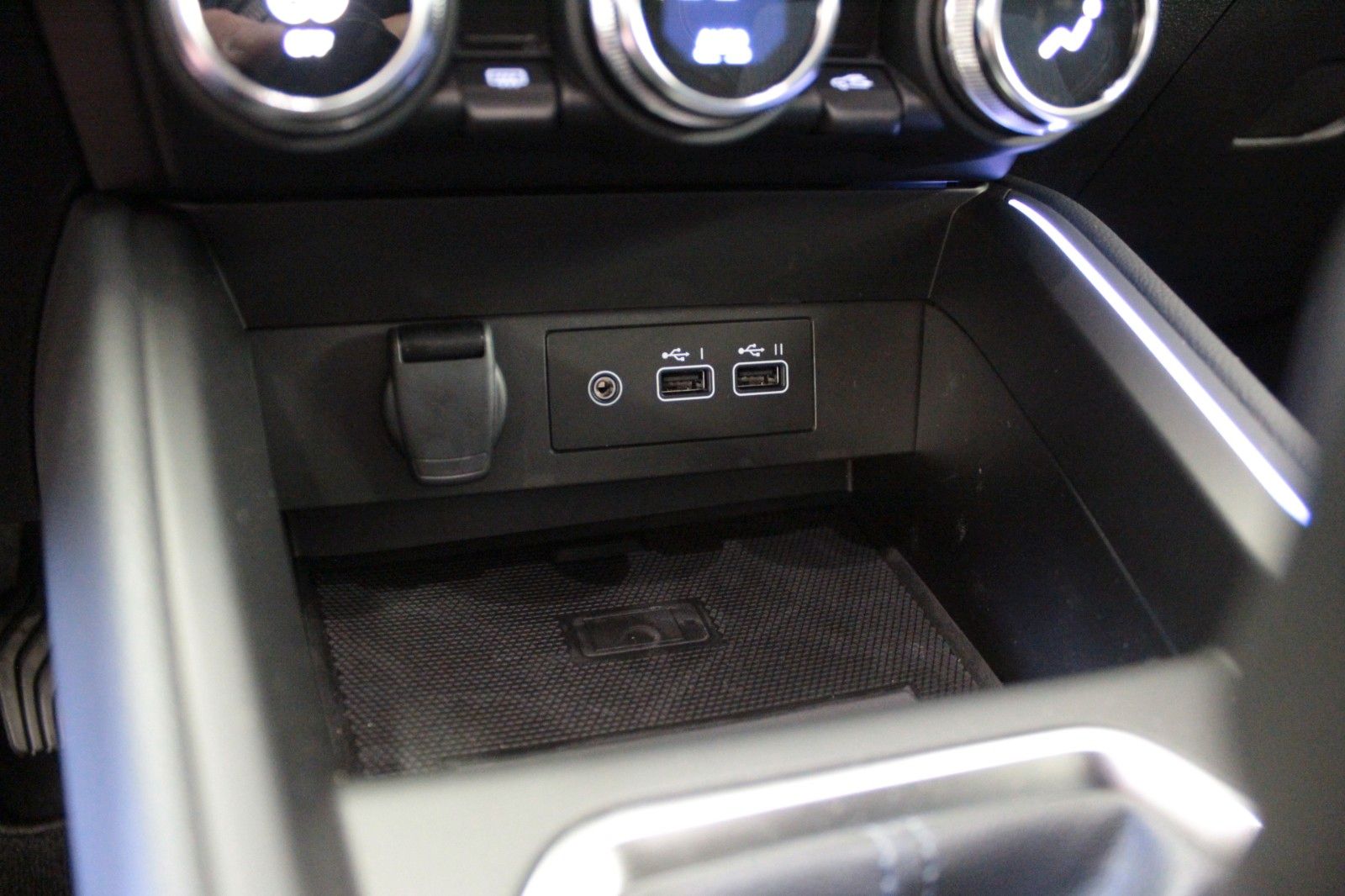 Fahrzeugabbildung Renault Clio TCe 90 Techno *Winter-*&*Look-Paket*