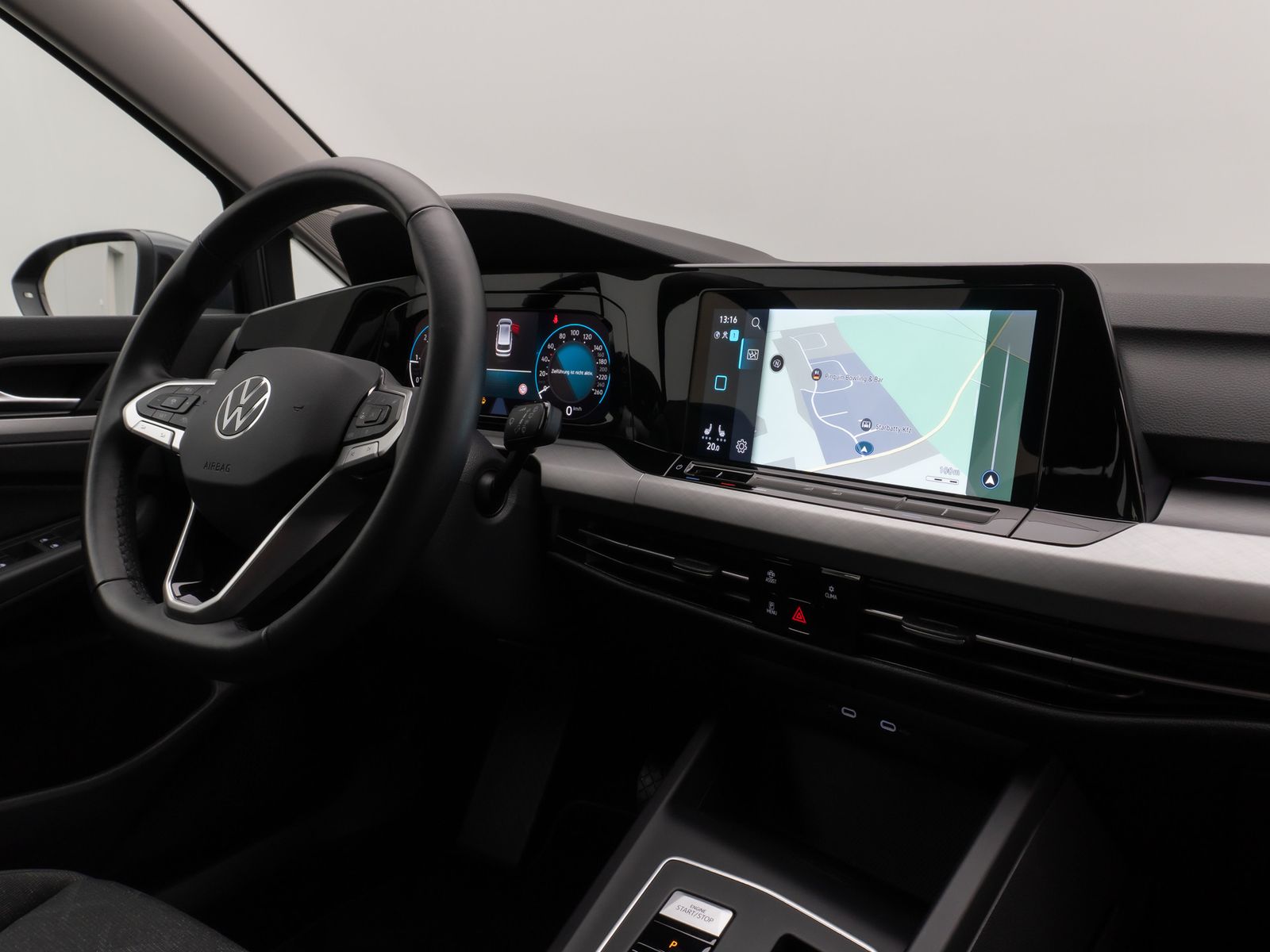 Fahrzeugabbildung Volkswagen Golf VIII Life 2.0 TDI SCR DSG HUD Kamera Lnkrhz