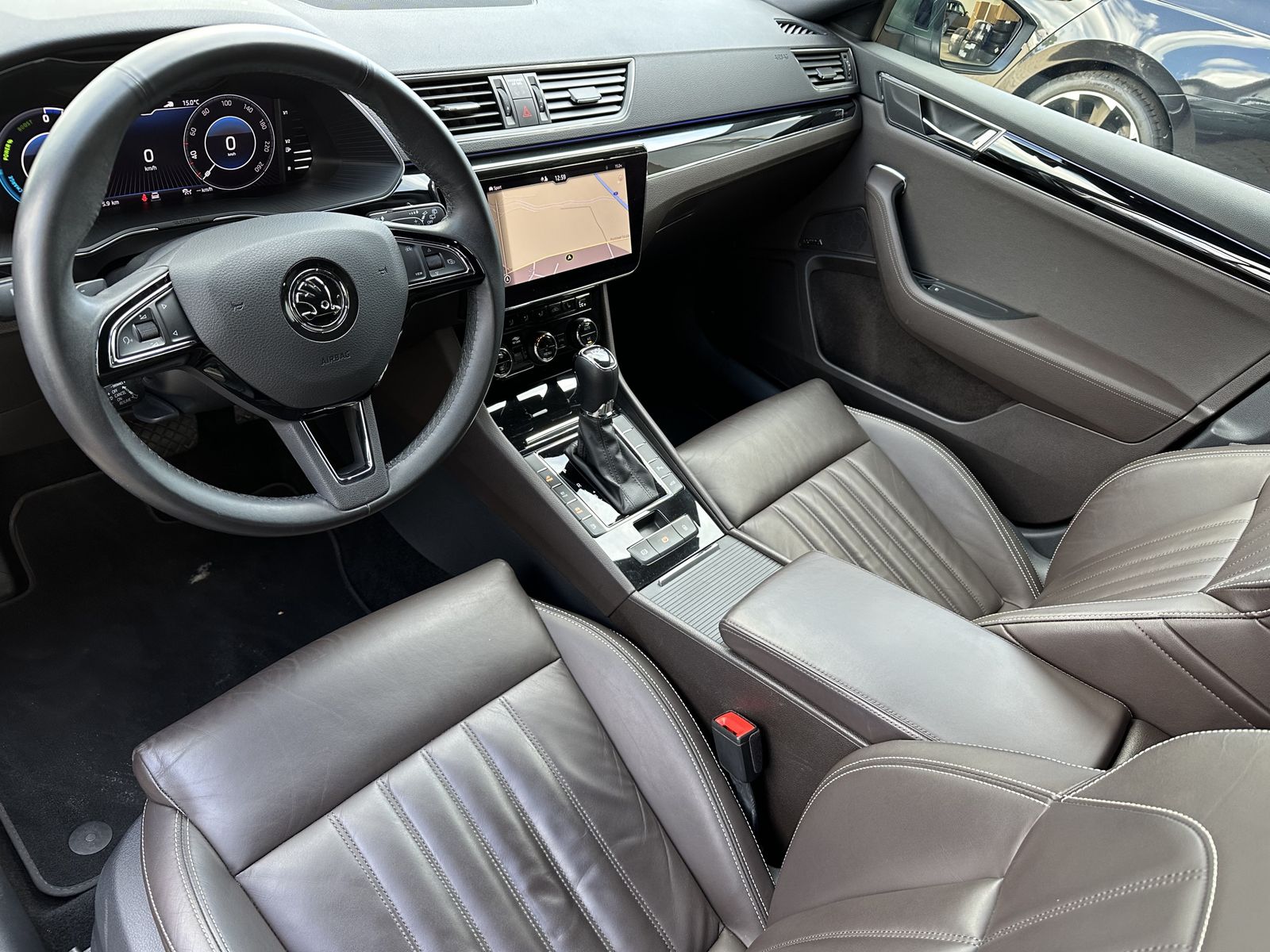 Fahrzeugabbildung SKODA Superb Combi 1.4 TSI iV DSG L&K NAV+MATRIX+VCOCK
