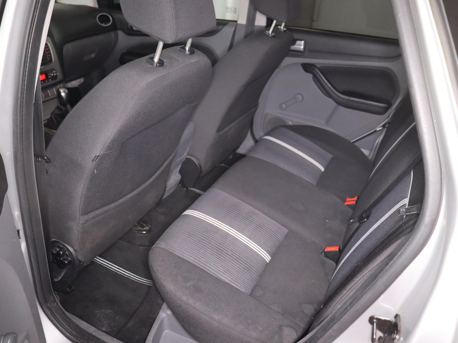 Ford Focus 2010 — photo 16