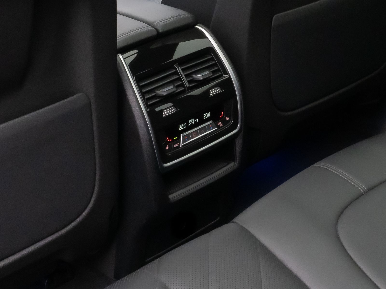 Fahrzeugabbildung BMW X5 xD40d M Sport Panorama 360° HUD DAB HiFi AHK