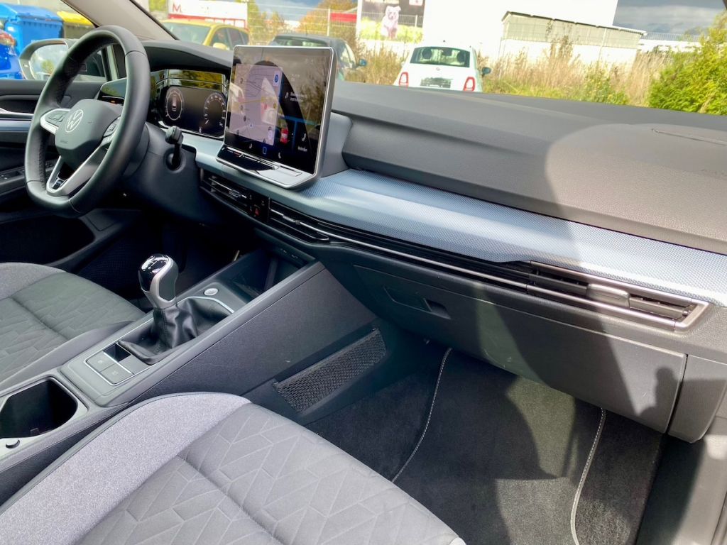 Fahrzeugabbildung Volkswagen Golf Variant 1.5 TSI Life AHK GZJR AAC KAM SHZ