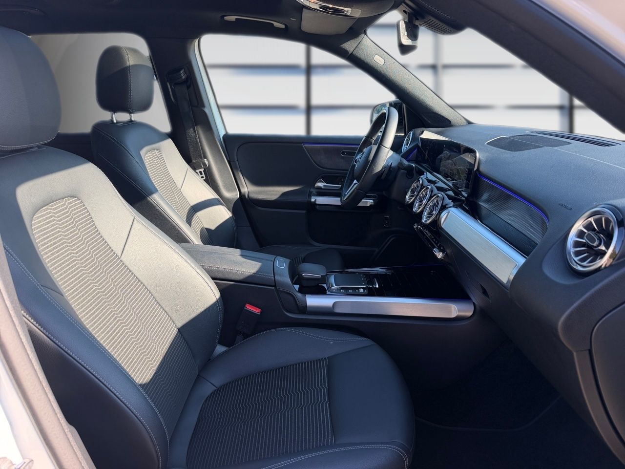 Fahrzeugabbildung Mercedes-Benz EQB 300 4M PROGRESSIVE+BONUS+PANO+NIGHT+LED+4WD