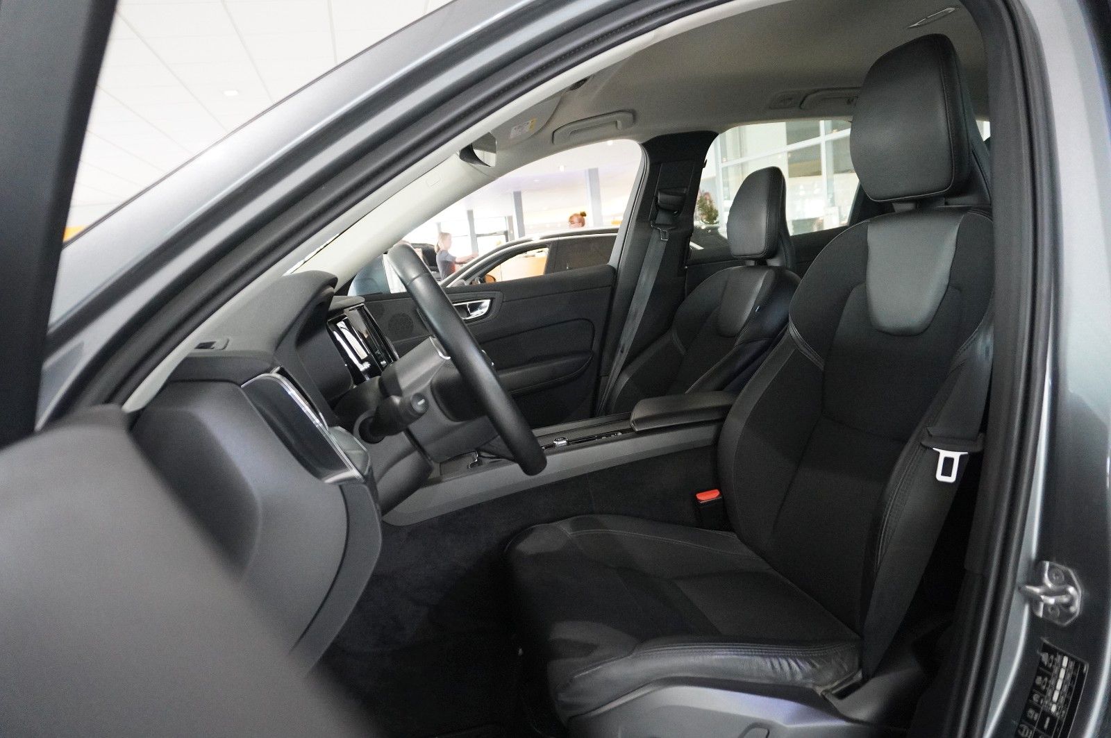Fahrzeugabbildung Volvo XC 60 T4 MOMENTUM PRO NAVI/LED/VIRTU./SHZ/AHK
