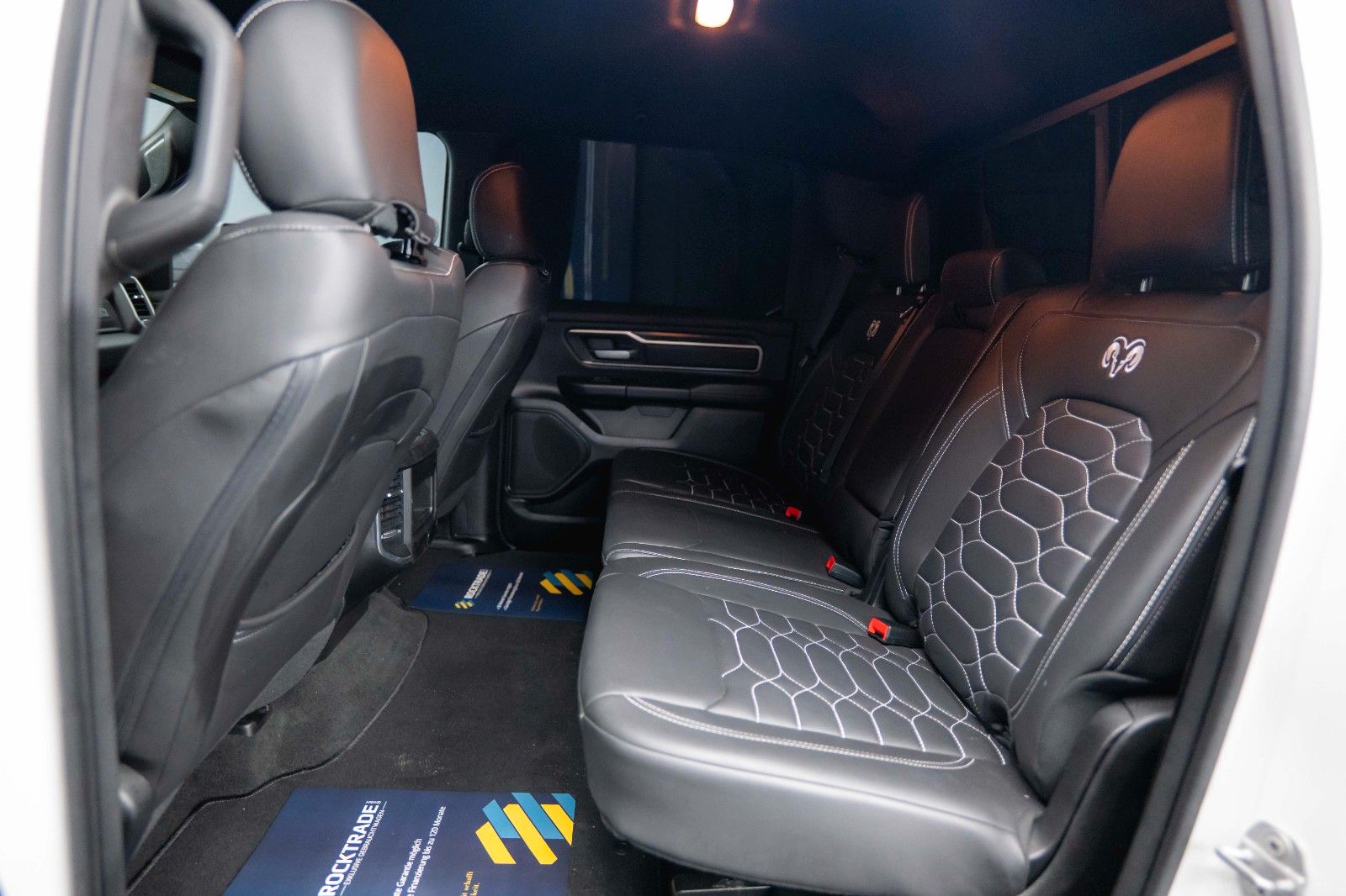 Fahrzeugabbildung Dodge RAM 5.7 V8 HEMI 4x4 LPG Offroad  Night-Paket