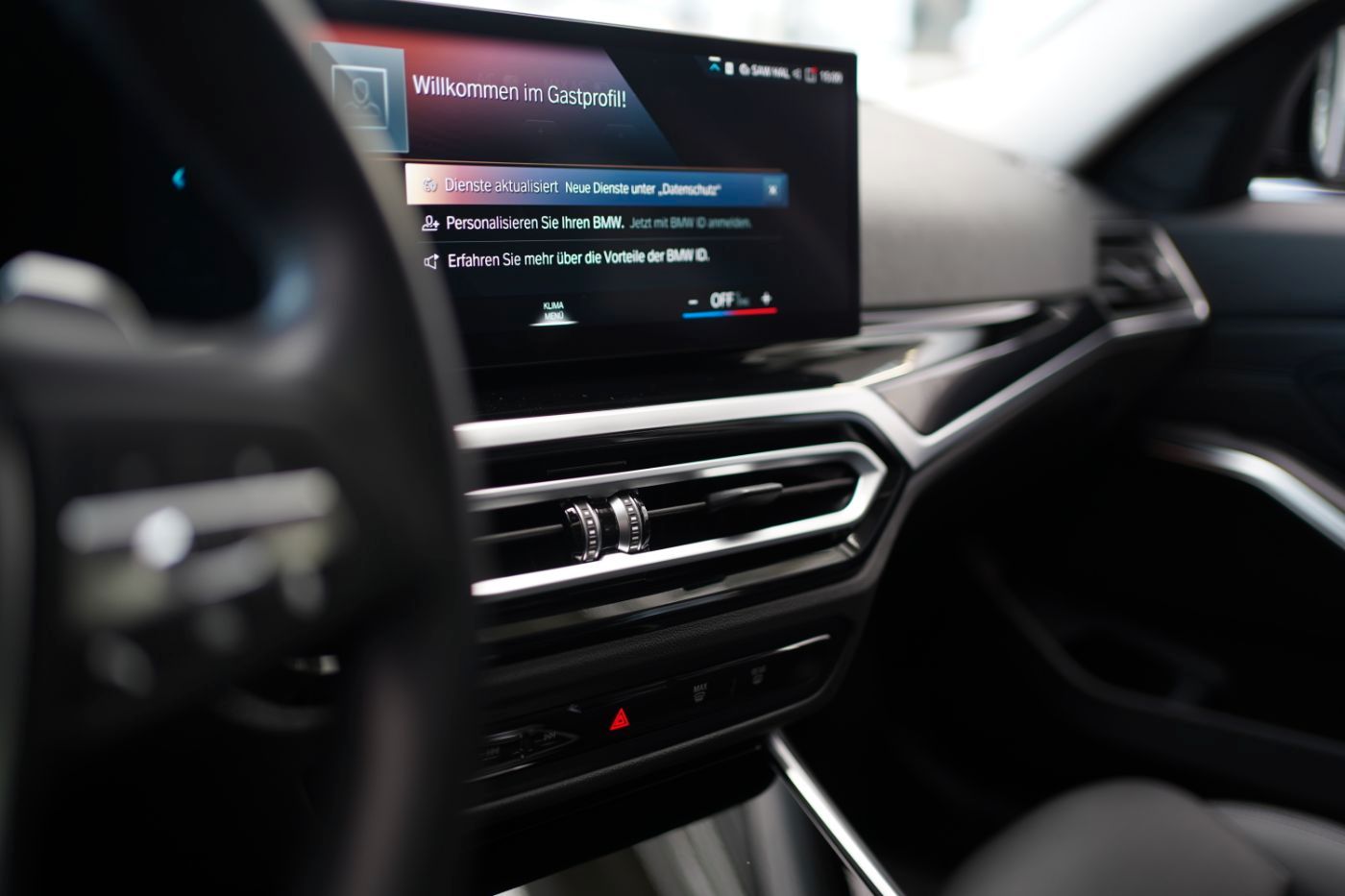 Fahrzeugabbildung BMW 320iA+Komfortzug. +DrivingAssist+PanoramaGlasdac