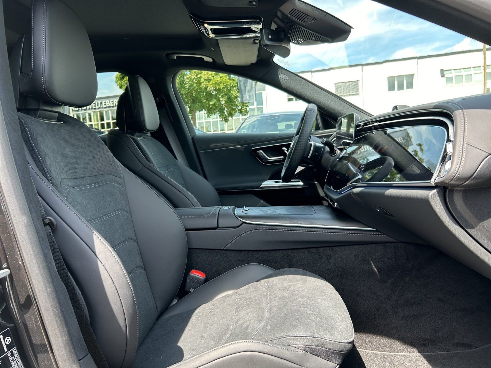 Fahrzeugabbildung Mercedes-Benz E 220 d T+AMG+PANO+SUPERSCR.+DISTR+AHK+Bel.Kühl.