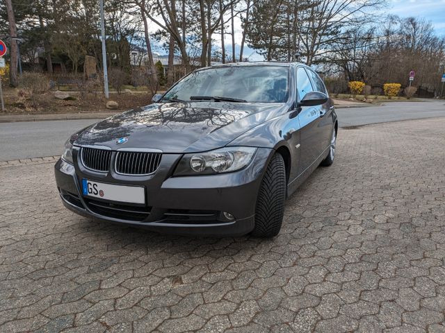 BMW 330i - Limousine grau Teilleder Garagenwagen AHK