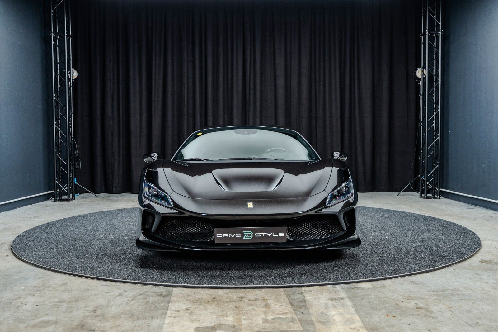Fahrzeugabbildung Ferrari F8 Spider + Nero Daytona + Carbon + Lift + Garan