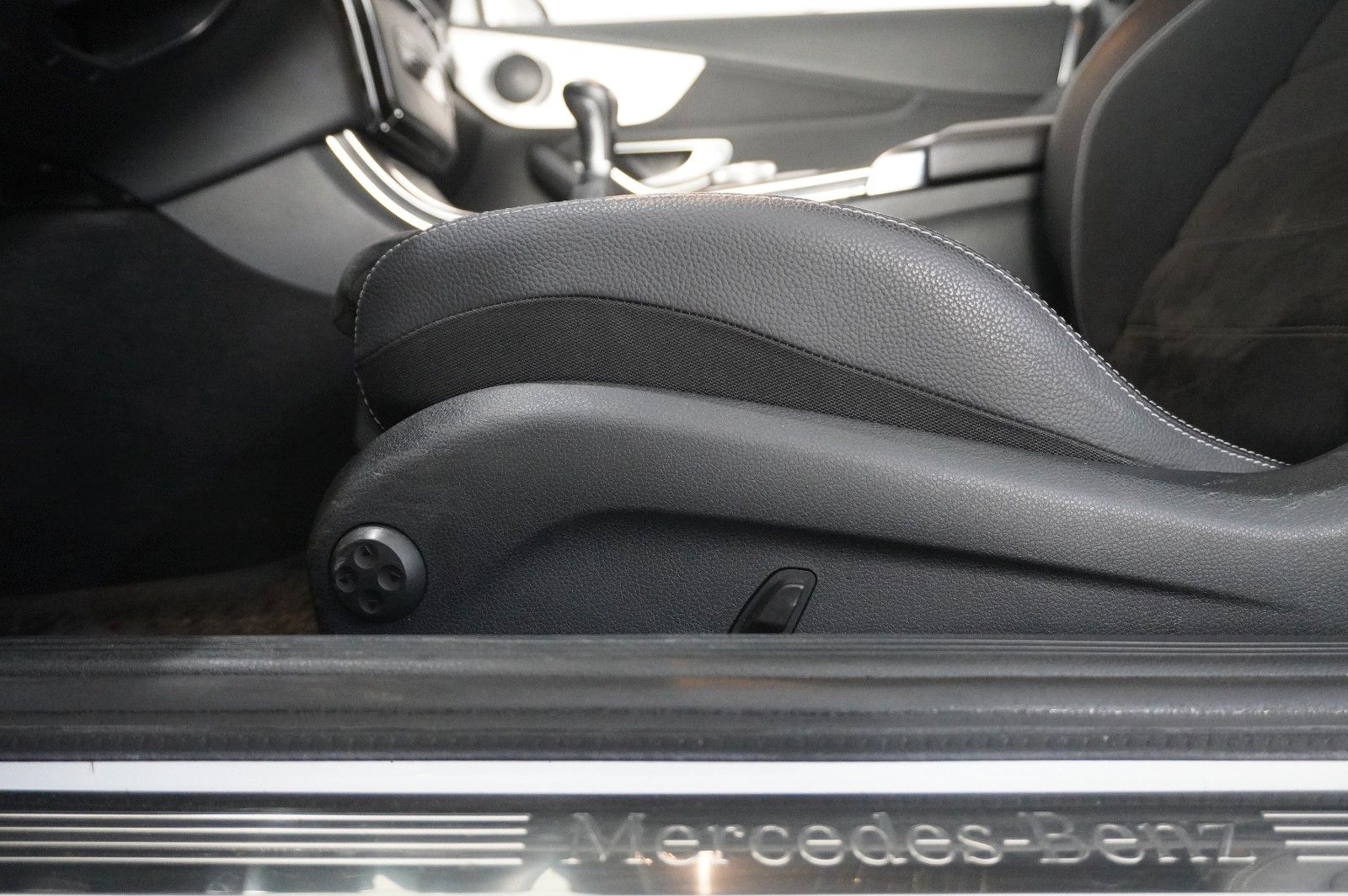 Fahrzeugabbildung Mercedes-Benz C 180 COUPE SPORT NAVI/LED/KAMERA/SPORT/SHZ/AMG